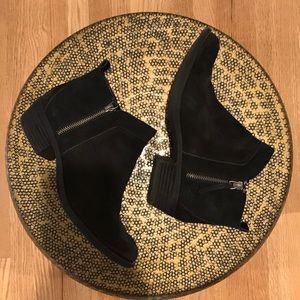 Vince Camuto Black Boots Zipper Detail - Size 8.5